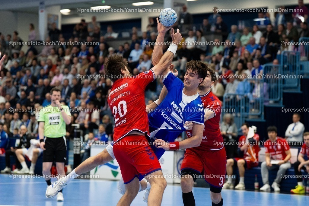 xYDR07032501006 | 07.03.2025, xydrx, Handball, 1.HBL, VFL Gummersbach - SG BBM Bietigheim, Schwalbe-Arena: Julian Koester (VFL Gummersbach #7) im Zweikampf mit Paco Barthe (SG BBM Bietigheim #20) und Nikola Vlahovic (SG BBM Bietigheim #3)