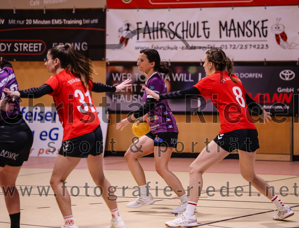 2025-01-18_043_SpVgg_Altenerding_gegen_TV_Altoetting | Erding, Deutschland, 18.01.2025:Handball, Bezirksoberliga Frauen Altbayern 2024 / 2024, 11. Spieltag, SpVgg Altenerding gegen TV Altötting, Endergebnis: 19:24Sarah Greilinger (TV Altötting, #31), Julia Kübelsbeck (SpVgg Altenerding, #5), Stephanie Spinner (TV Altötting, #8)Foto: Christian Riedel / fotografie-riedel.net