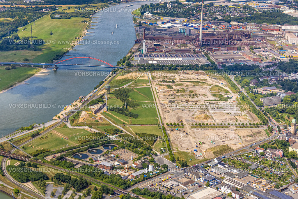 Duisburg250703875Sued | Luftbild, Rheinpark Duisburg am Fluss Rhein und geplante Wohnanlage RheinOrt Hochfeld, Brücke der Solidarität und Hochfelder Eisenbahnbrücke über den Fluss Rhein, hinten DK Recycling und Roheisen GmbH Werk Kupferhütte, Hochfeld, Duisburg, Ruhrgebiet, Nordrhein-Westfalen, Deutschland