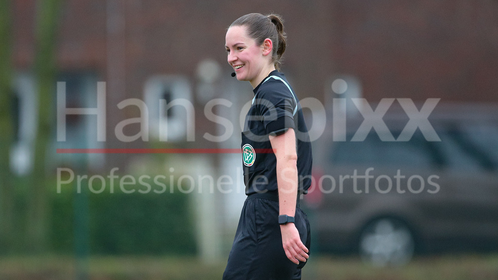 Fussball, Testspiel Frauen, SV Werder Bremen - FC Twente Enschede | v.li.: Schiedsrichterin Antonia Tucholski lächelt, lacht, gute Laune, Portrait, Nahaufnahme, Einzelfoto, Einzelbild