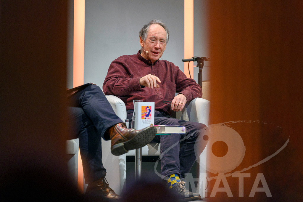 _DWA4917-2 | Ian McEwan bei der lit.Cologne 2023 Veranstaltung 'Ian McEwan. Ein Jahrhundertschriftsteller gibt Auskunft' in der Flora Köln.. Köln, 07.03.2023 - Realisiert mit Pictrs.com