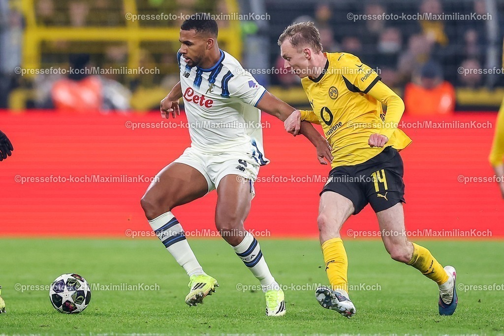 UCL17022601085 | 17.02.2026, Fußball, UEFA Champions League, Borussia Dortmund - Atalanta Bergamo, BVB Stadion, Play-Offs Hinspiel, Saison 2025 2026: Isak Hien&nbsp;(Atalanta Bergamo #04) im Zweikampf gegen  Maximilian Beier&nbsp;(BVB #14)  Regulations prohibit any use of photographs as image sequences and or quasi-video.