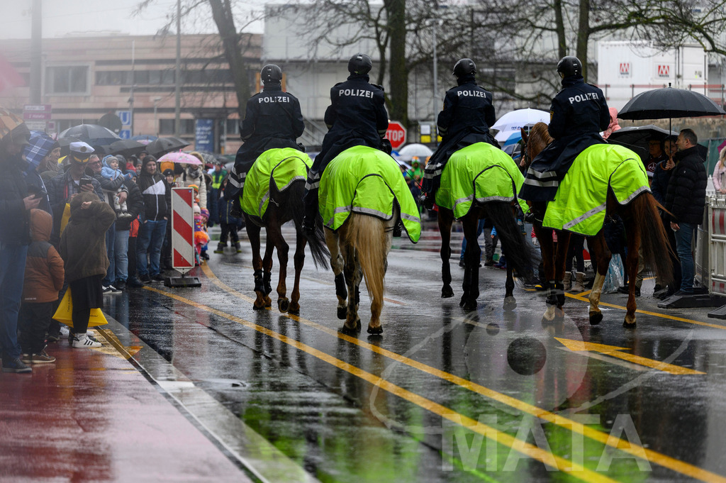 _DWA2302 | Trotz Nieselregen schlängelte sich der „Gaudiwurm“ am Sonntag durch die Nürnberger Innenstadt an tausenden Faschingsfans vorbei.  Nürnberg, 11.02.2024 - Realisiert mit Pictrs.com