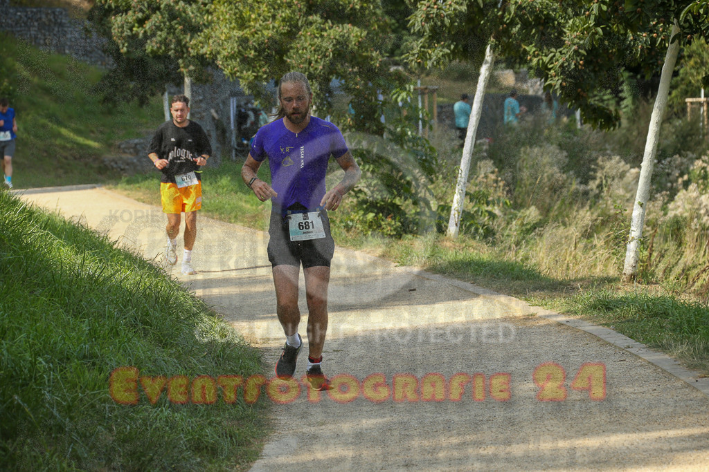 250824_1438_EX1_6930 | Sportfotografie im Rhein-Sieg Kreis, Köln, Bonn, NRW, Rheinland Pfalz, Hessen, etc. Unser Tätigkeitsfeld umfasst den Laufsport vom Volkslauf über den Marathon, Duathlon, Triathon bis zum Ultralauf wie Kölnpfad Ultra oder Schindertrail.