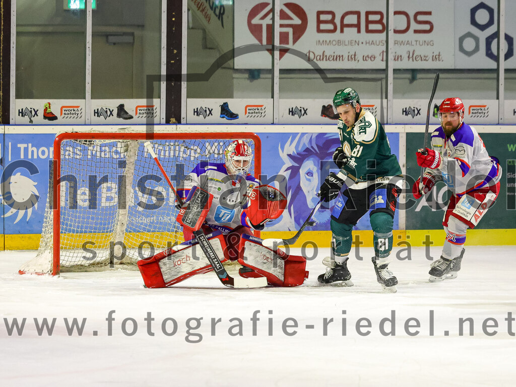 2026-02-15_080_TSV_Erding_gegen_EC_Peiting | Erding, Deutschland, 15.02.2026:Eishockey, Oberliga Süd 2025 / 2026, 47. Spieltag, TSV Erding gegen EC Peiting, Endergebnis: 4:5Torwart Tommi Steffen (EC Peiting, #1), Maximilian Forster (Erding Gladiators, #81)Foto: Christian Riedel / fotografie-riedel.net