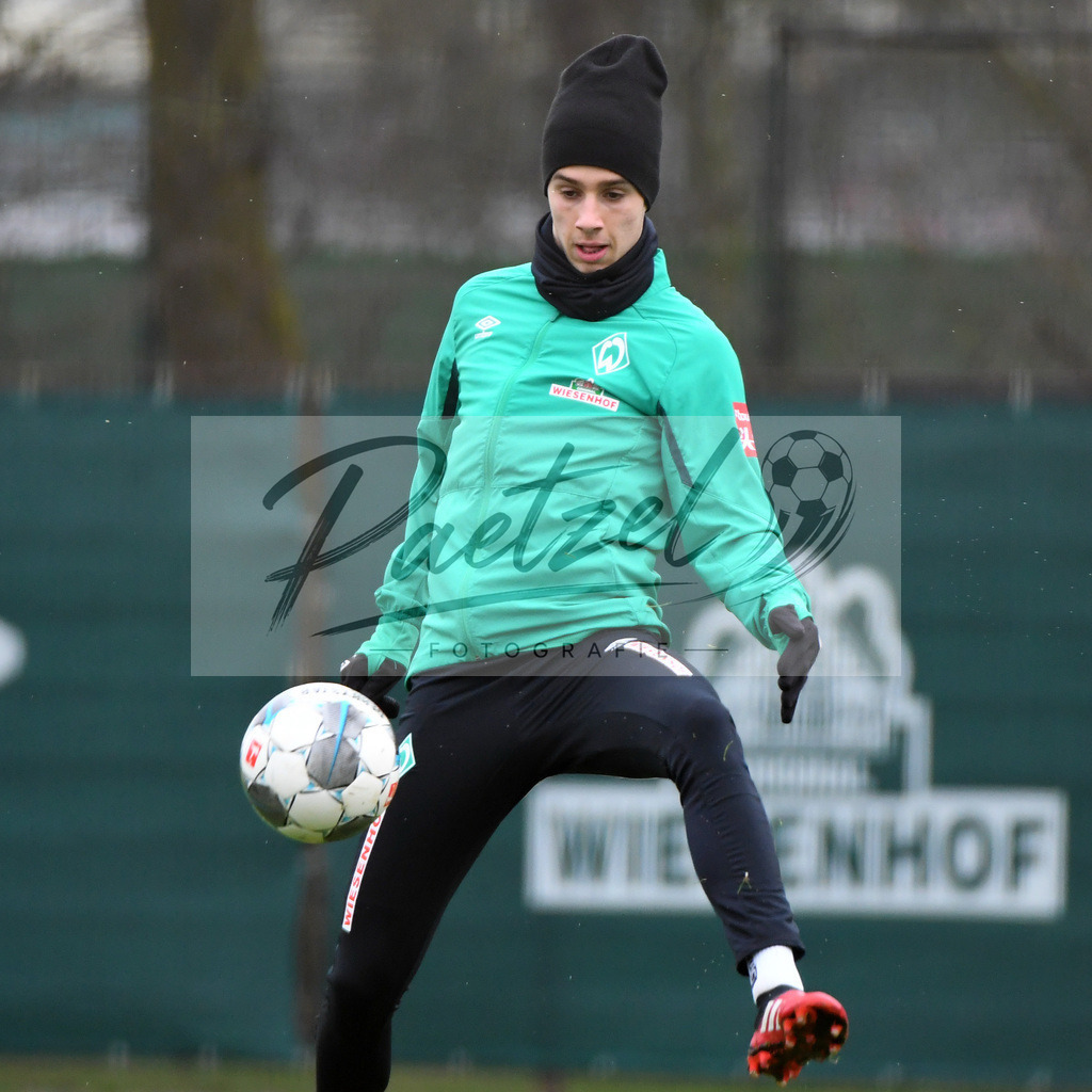 20200227_TRASVW_0067 | Fussball, Herren: Ilia Gruev (Werder Bremen) in Aktion, am Ball, Einzelaktion waehrend der Trainingseinheit des SV Werder Bremen auf dem Trainingsplatz am wohninvest Weserstadion am 27.02.2020 in Bremen, Deutschland. - Realisiert mit Pictrs.com