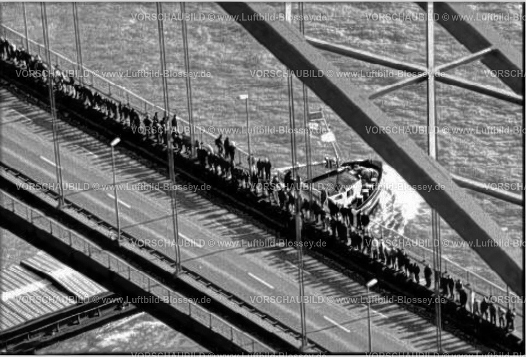 Menschenkette Bruecke der Solidarität 14-02-1997 Duisburg_Foto Blossey-topaz | Luftbild Blossey Luftbilder NRW Deutschland