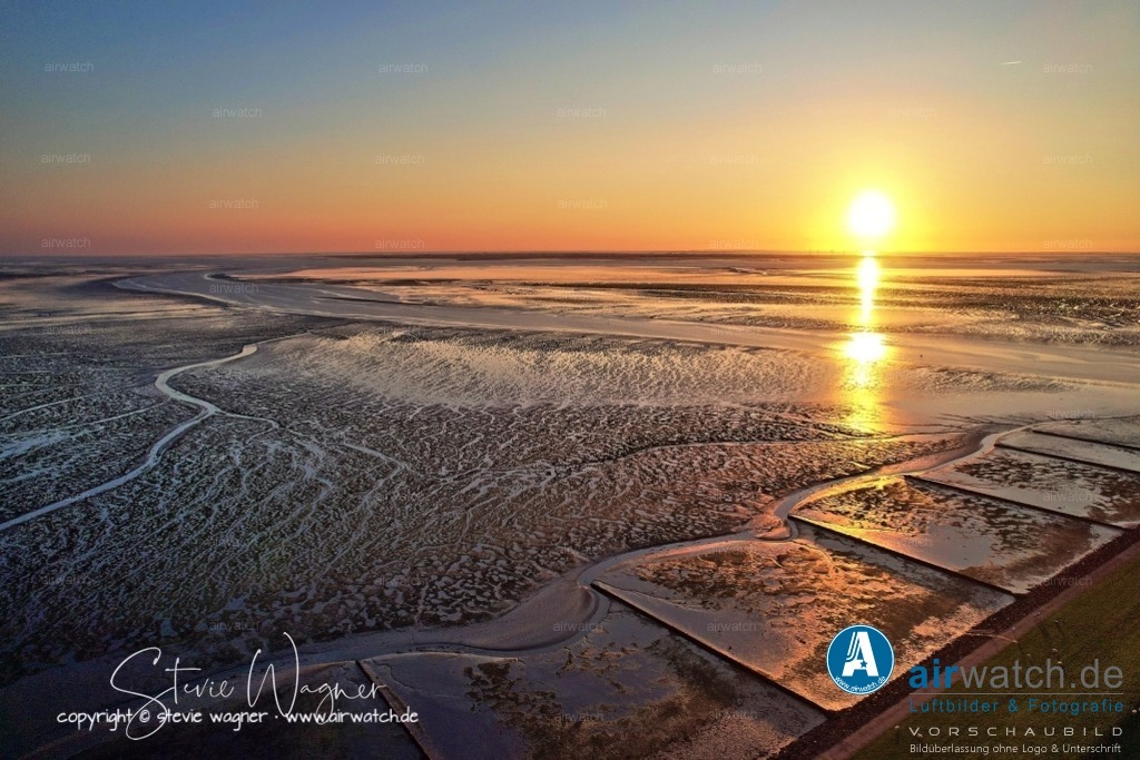 Luftbild Nordstrand, LangerDeich, Dreisprung, Püttenweg, Trendermarsch, Husumer Bucht | Luftbild Nordstrand, LangerDeich, Dreisprung, Püttenweg, Trendermarsch, Husumer Bucht - Die Region lädt zu Spaziergängen, Radtouren und Beobachtungen der einzigartigen Wattfauna ein. Als Nordseeheilbad bietet Nordstrand zudem gesundheitsfördernde Reize durch das maritime Klima.