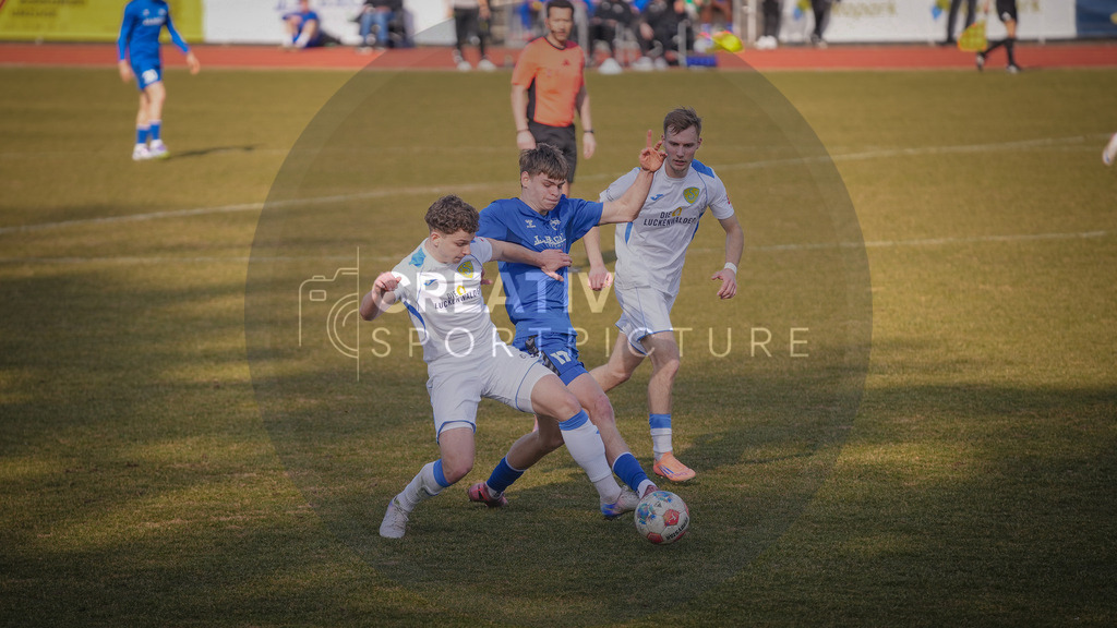 Fußball, Herren, Saison 2025/2026, Regionalliga Nordost, 25. Spieltag, F.C. Hertha 03 Zehlendorf vs. FSV 63 Luckenwalde, Sonntag 08.03.2026, Ernst-Reuter-Sportfeld | Fußball, Herren, Saison 2025/2026, Regionalliga Nordost, 25. Spieltag, F.C. Hertha 03 Zehlendorf vs. FSV 63 Luckenwalde, Sonntag 08.03.2026, Ernst-Reuter-Sportfeld, Im Bild: v.l. Tim Meyer (Luckenwalde), Ben Schulz (Zehlendorf) und Fabio Schneider (Luckenwalde) - Realisiert mit Pictrs.com