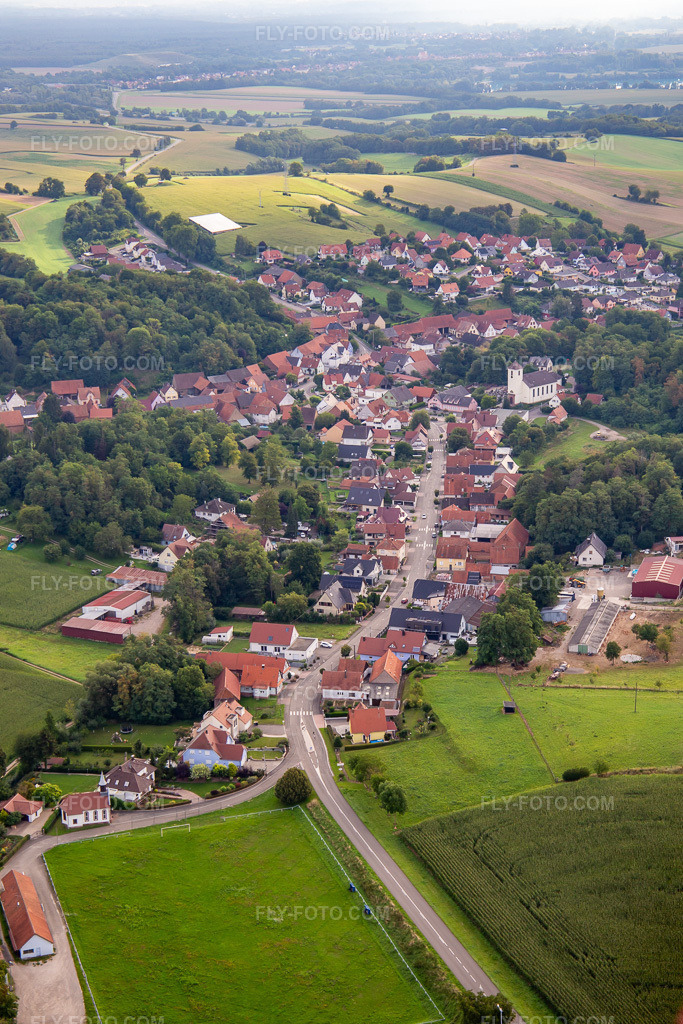 Aerial view: Rue de la Hte Vienne from the west in Neewiller-près-Lauterbourg in the state Bas-Rhin, France.Photo: IMG_137737.jpg taken on 08/12/2023 by Werner Riehm/FLY-FOTO.comResolution of the original: 3373 x 5060 px