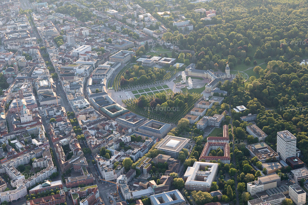 Luftbild: Schloß und Schloßpark im Ortsteil Innenstadt-Ost in Karlsruhe im Bundesland Baden-Württemberg in Deutschland. Foto: IMG_099590.jpg vom 21.05.2017 durch Werner Riehm/FLY-FOTO.de