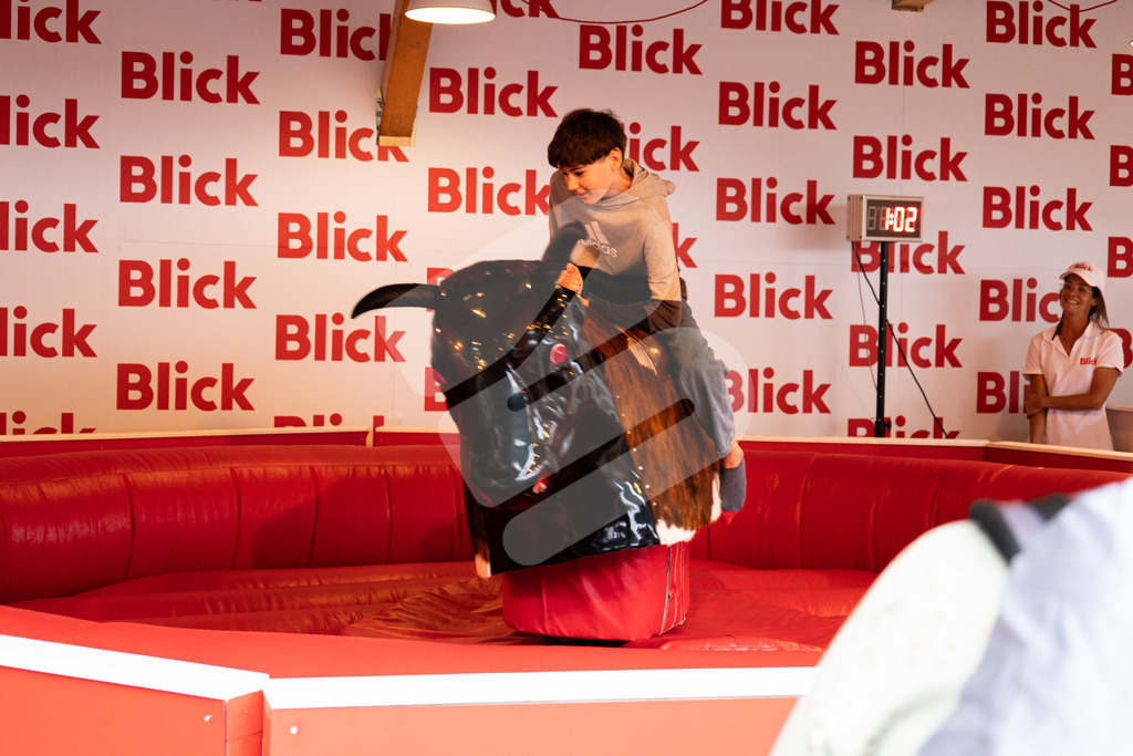 ESAF2025_Freitag_4164 | Die Schwinger des Schwyzer Kantonalen Schwingerverbandes: Fotos, die Dynamik und Leidenschaft festhalten, sowie emotionale Momente aus dem traditionellen Schwingsport zeigen. - Realisiert mit Pictrs.com