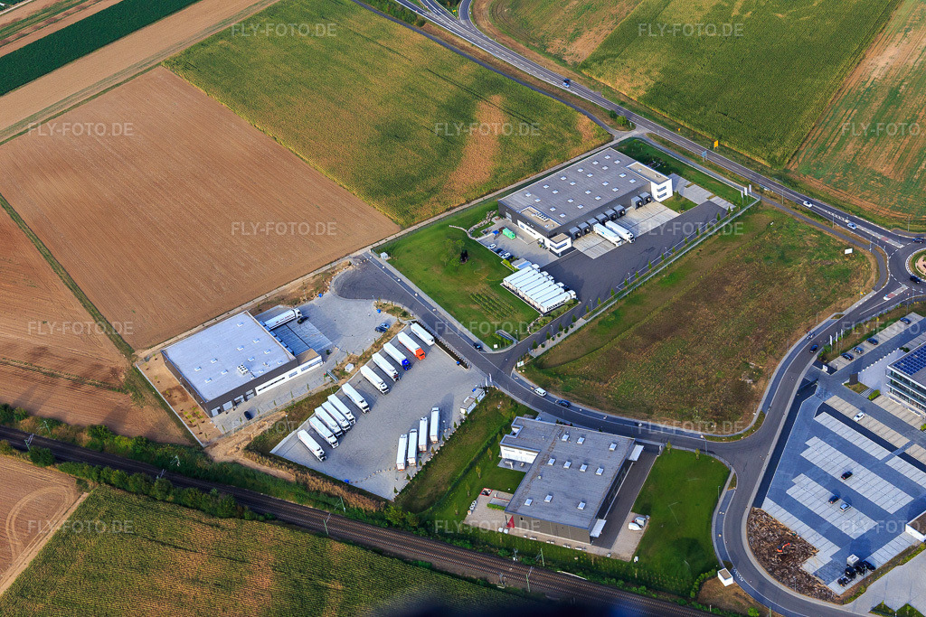 Luftbild: Industriegebiet Im Speyerer Tal mit Resinnovation GmbH, Markthalle 5 und TRANSAC Intern. Speditionsgesellschaft mbH in Rülzheim im Bundesland Rheinland-Pfalz in Deutschland. – Foto: IMG_094531.jpg vom 02.09.2016 durch Werner Riehm/FLY-FOTO.de – Auflösung des Originals: 5472 x 3648 px – der resinnovation GmbH - Wir sind das Kunstharz – TOMSLOT88 * Provider – TRANSAC Logistics GmbH