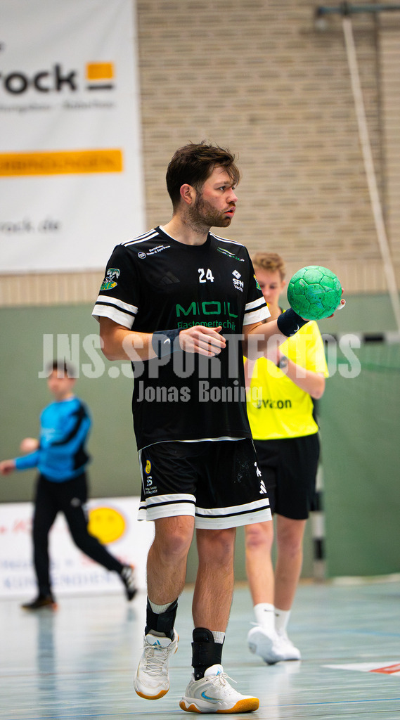 Handball I Herren I Saison 2025-2026 I Verbandsliga West I 13. Runde I SFN Vechta - HSG Varel II I 7445 | Jan Linne (24, SFN Vechta) - Realisiert mit Pictrs.com