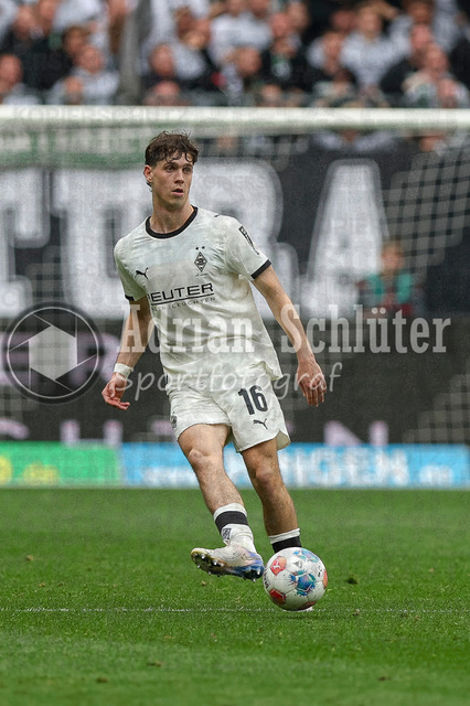 03.05.2026, GER, Fussball, Herren, 1. BL, Saison 2025/2026, Borussia Mönchengladbach - Borussia Dortmund | Philipp Sander (Borussia Mönchengladbach) in Aktion am Ball, Einzelaktion 