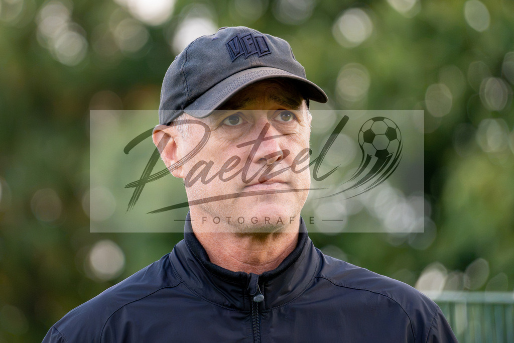 20260909_TRAOSN_0740 | Fußball, Herren: Direktor Profifußball Joe Enochs (VfL Osnabrück) schaut beim Training des VfL Osnabrück am 09.09.2026 im Sportpark Illoshöhe in Osnabrück, Deutschland.(Foto von Nico Paetzel) - Realisiert mit Pictrs.com