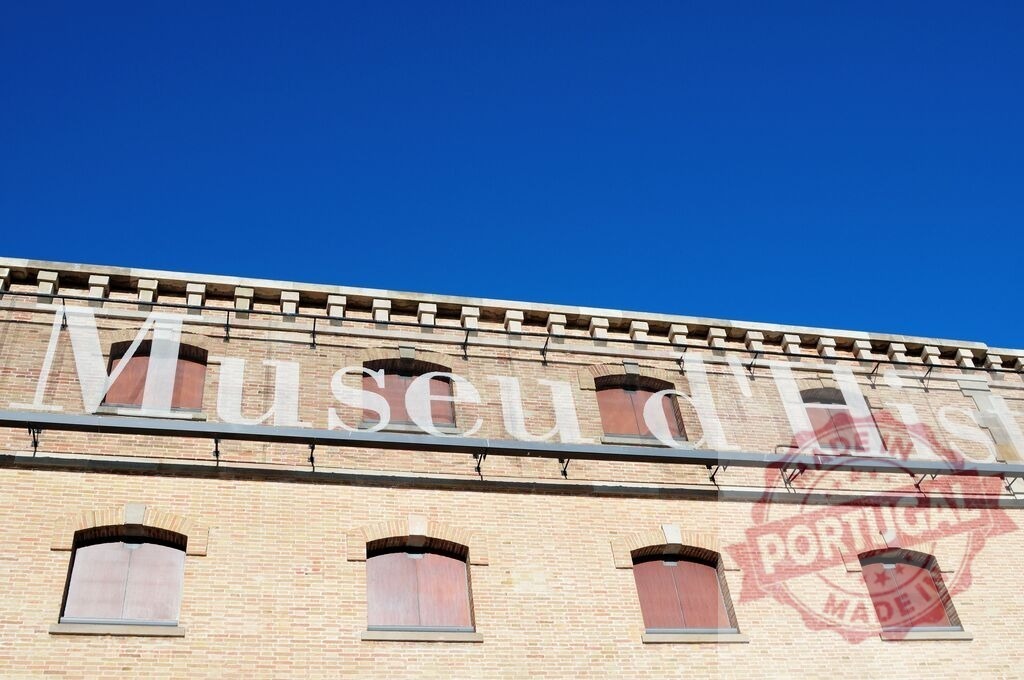 Museu d'Historia de Catalunya building facade, Barcelona. Spain - Barcelona | Museum of History of Catalonia, Barcelona brick facade with blue sky - Realisiert mit Pictrs.com