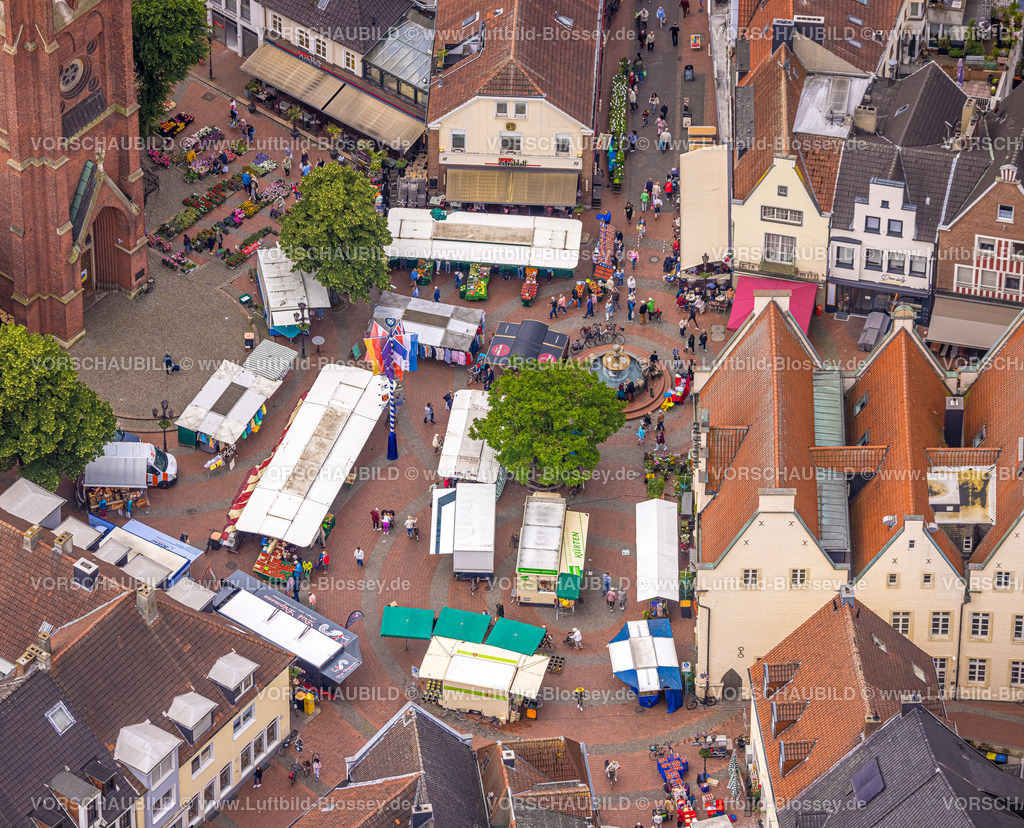 Haltern220602648 | Luftbild, Altstadt mit kath. Kirche St. Sixtus, Marktstände auf dem Marktplatz, Haltern-Stadt, Haltern am See, Ruhrgebiet, Nordrhein-Westfalen, Deutschland