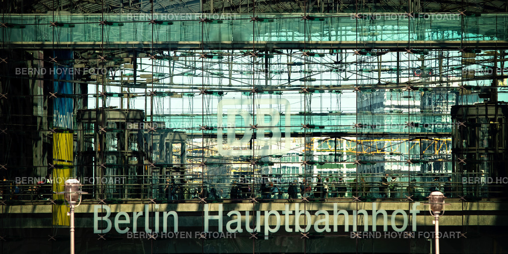 berlin central station | Der Hauptbahnhof in Berlin, Deutschland. Die Aufnahme der gewaltigen Glasfassade über dem Eingang habe ich im Panorama-Format nur leicht nachbearbeitet. | The main station in Berlin, Germany. I only slightly reworked the shot of the enormous glass facade above the entrance in panorama format. - Realisiert mit Pictrs.com