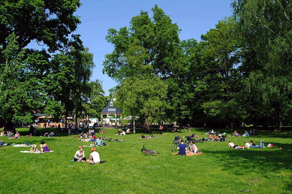 Bildlexikon Leipzig - Clara-Zetkin-Park | Das Team hinter BILDLEXIKON LEIPZIG bündelt historische wie aktuelle Informationen über die Stadt Leipzig in Text und Bild auf einer Plattform und stellt diese der interessierten Öffentlichkeit zur Verfügung.