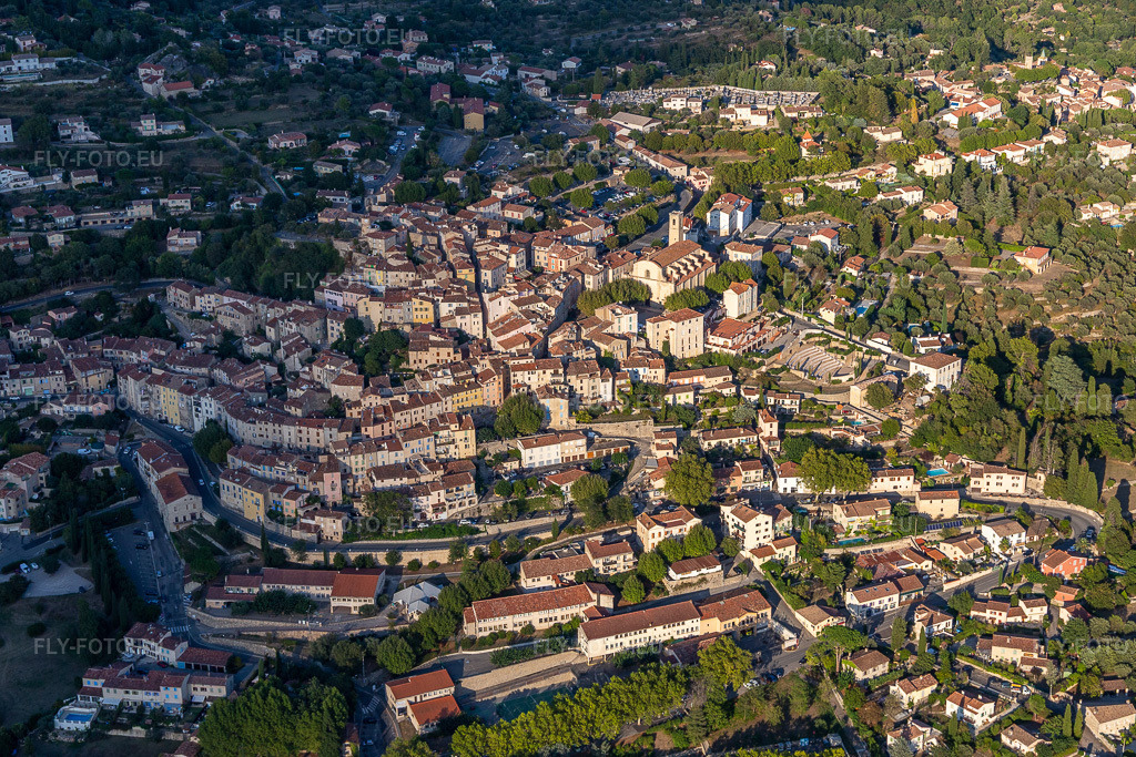 Vue aérienne: Vue de la ville à Fayence dans le département Var, France. Photo: IMG_129430.jpg prise le 18/09/2021 par Werner Riehm/FLY-FOTO.euRésolution de l'original: 5059 x 3372 px