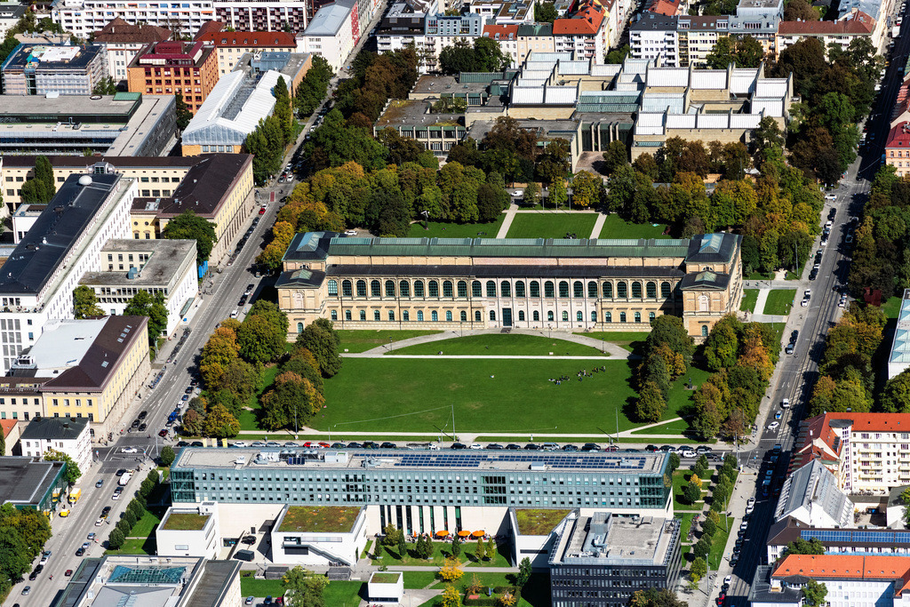 dr__0093218.jpg | MüNCHEN 01.10.2021 Museums- Gebäude- Ensemble " Alte Pinakothek " an der Barer Straße im Ortsteil Maxvorstadt in München im Bundesland Bayern, Deutschland. Weiterführende Informationen bei: Bayerische Staatsgemäldesammlungen Kunstareal München. // Museum building ensemble "Alte Pinakothek" on Barer Strasse in the district Maxvorstadt in Munich in the state Bavaria, Germany. Further information at: Bayerische Staatsgemaeldesammlungen Kunstareal Muenchen. Foto: Daniel Reiter