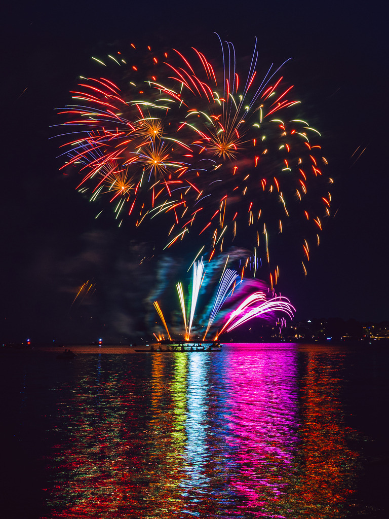 Kirschblütenfest 2026 - 3 | Feuerwerk beim jährlichen Kirschblütenfest auf der Außenalster. - Realisiert mit Pictrs.com