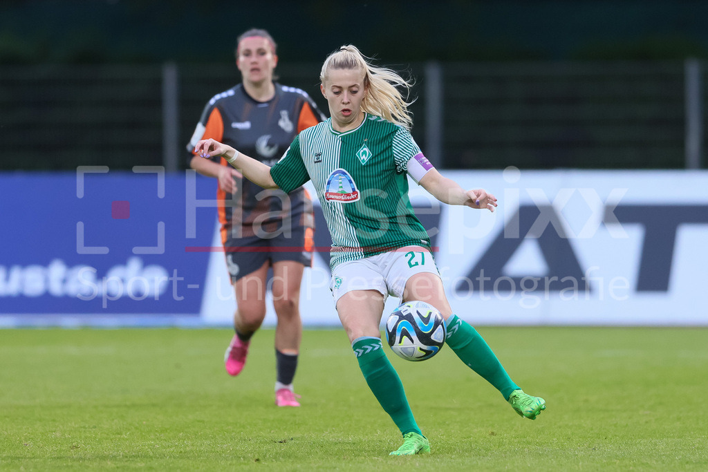 Fussball, Google Pixel Frauen-Bundesliga, SV Werder Bremen - MSV Duisburg | v.li.: Nina Lührßen (SV Werder Bremen, 27) am Ball, Einzelbild, Ganzkörper, Aktion, Action, Spielszene, DIE DFB-RICHTLINIEN UNTERSAGEN JEGLICHE NUTZUNG VON FOTOS ALS SEQUENZBILDER UND/ODER VIDEOÄHNLICHE FOTOSTRECKEN. DFB REGULATIONS PROHIBIT ANY USE OF PHOTOGRAPHS AS IMAGE SEQUENCES AND/OR QUASI-VIDEO.