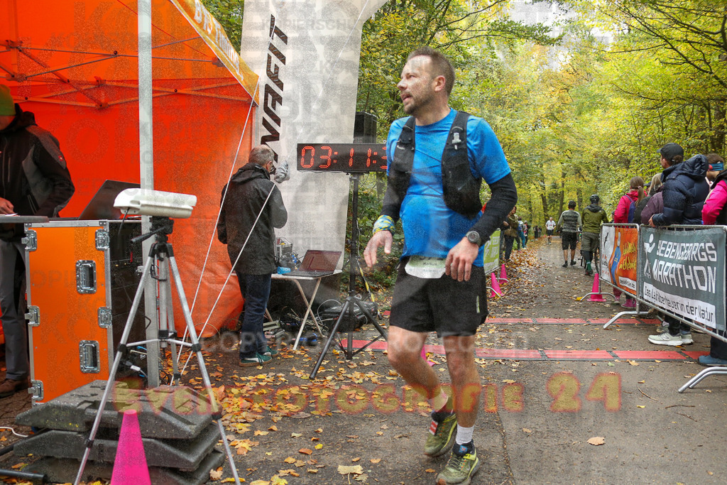 251026_1313_EX1_2900 | Sportfotografie im Rhein-Sieg Kreis, Köln, Bonn, NRW, Rheinland Pfalz, Hessen, etc. Unser Tätigkeitsfeld umfasst den Laufsport vom Volkslauf über den Marathon, Duathlon, Triathon bis zum Ultralauf wie Kölnpfad Ultra oder Schindertrail.