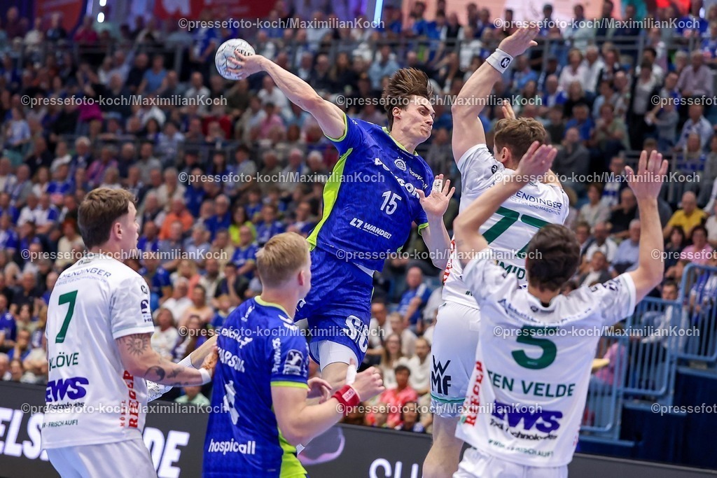 Gum30042601109 | 30.04.2026, Handball, 1. HBL, VfL Gummersbach - Frisch Auf! Göppingen, Saison 2025 / 2026 Herren, Schwalbe-Arena: Miro Schluroff (VfL Gummersbach #15) wirft den Ball auf das Tor gegen David Schmidt (Frisch Auf Göppingen #77) Rutger ten Velde (Frisch Auf Göppingen #05) 