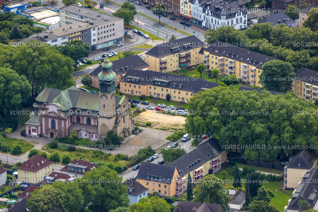 Duisburg240704519-West | Luftbild, Duisburg-West, kath. Kirche St. Peter Rheinhausen und Wohngebiet Mietshäuser, Hochemmerich, Duisburg, Ruhrgebiet, Nordrhein-Westfalen, Deutschland