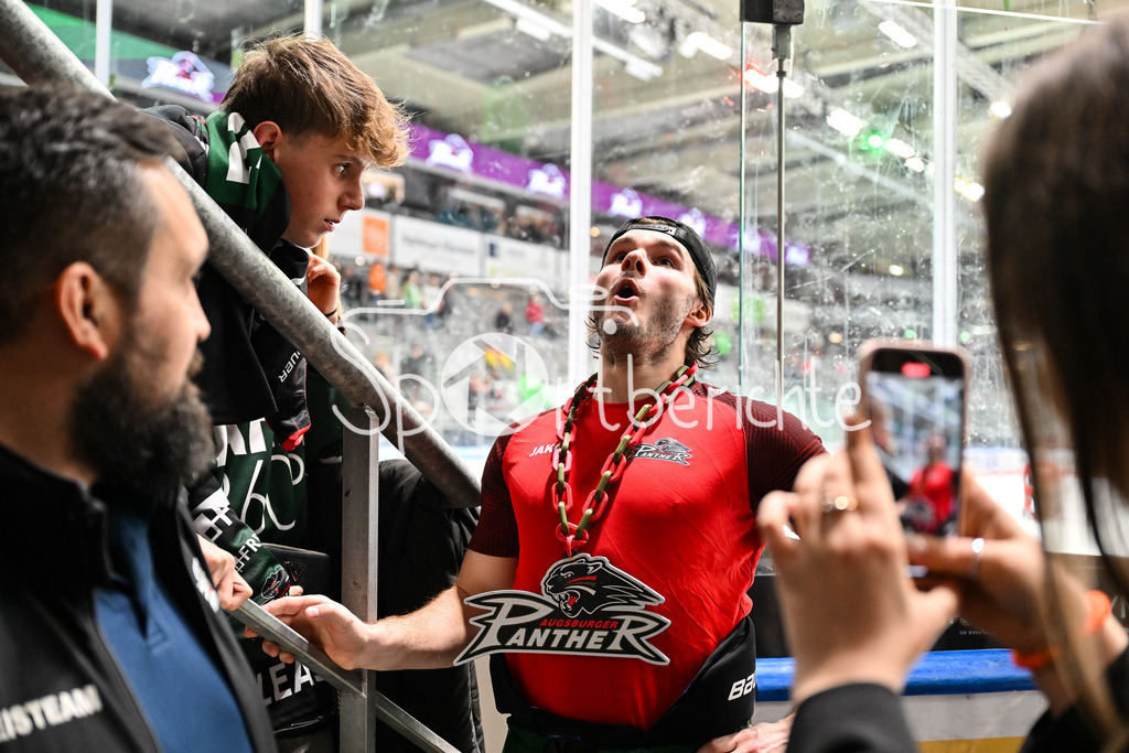 Augsburger Panther - Dresdner Eislöwen | AUGSBURG, DEUTSCHLAND - 06. MÄRZ: die Spieler der Panther feiern zusammen mit den Fans den Heimsieg gegen Dresden nach dem Match zwischen den Augsburger Panthern und den Dresdner Eislöwen am 49. Spieltag der Penny DEL im Curt Frenzel Stadion / D. J. BUSDEKER (Augsburger Panther 14)