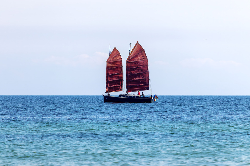 Leinwand: Weite und Wind – Ein Boot auf ruhiger See | Die beruhigende Weite der Ostsee eingefangen in einem harmonischen Motiv – dieses Wandbild zeigt ein Segelboot auf ruhiger See. Die sanften Farben und die glatte Wasseroberfläche schaffen eine entspannte und wohltuende Bildwirkung.Ein Bild voller maritimer Gelassenheit, das Klarheit und Ruhe in jeden Raum bringt. Ideal für Räume, die Weite, Natürlichkeit und die stille Schönheit des Meeres verkörpern sollen. - Realisiert mit Pictrs.com