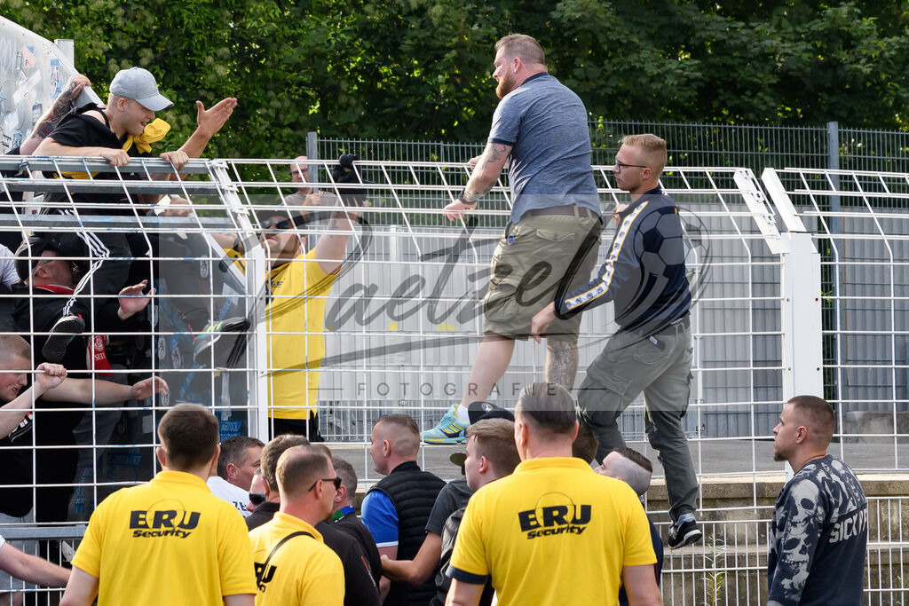 JENKOE20210808_086 | Fussball, Herren: . Fans vom FC Carl Zeiss Jena und 1. FC Koeln randalieren nach dem Spiel. beim Spiel der 1. Runde im DFB-Pokal zwischen FC Carl Zeiss Jena und 1. FC Koeln im Ernst-Abbe-Sportfeld am 08.08.2021 in Jena, Deutschland.DFB / DFL REGULATIONS PROHIBIT ANY USE OF PHOTOGRAPHS AS IMAGE SEQUENCES AND/OR QUASI-VIDEO. - Realisiert mit Pictrs.com