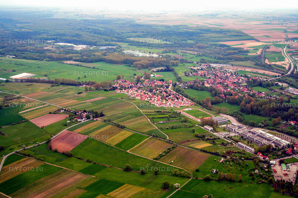 Vue aérienne: Vue de la ville depuis l'ouest à le quartier Altenstadt in Wissembourg dans le département Bas Rhin, France – .Photo: IMG_1703.jpg prise le 01/05/2006 par Werner Riehm/FLY-FOTO.eu – Résolution de l'original: 3456 x 2304 px