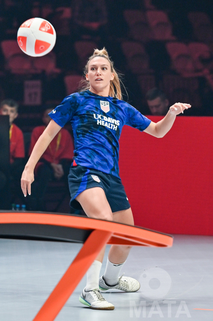 _DWI5619 | Anna Iszak vs Carolyn Greco beim Frauen- Single  Ungarn vs. USA bei der Teqball Weltmeisterschaft 2022 in der Kia Metropole Arena. Nürnberg, 27.11.2022 - Realisiert mit Pictrs.com
