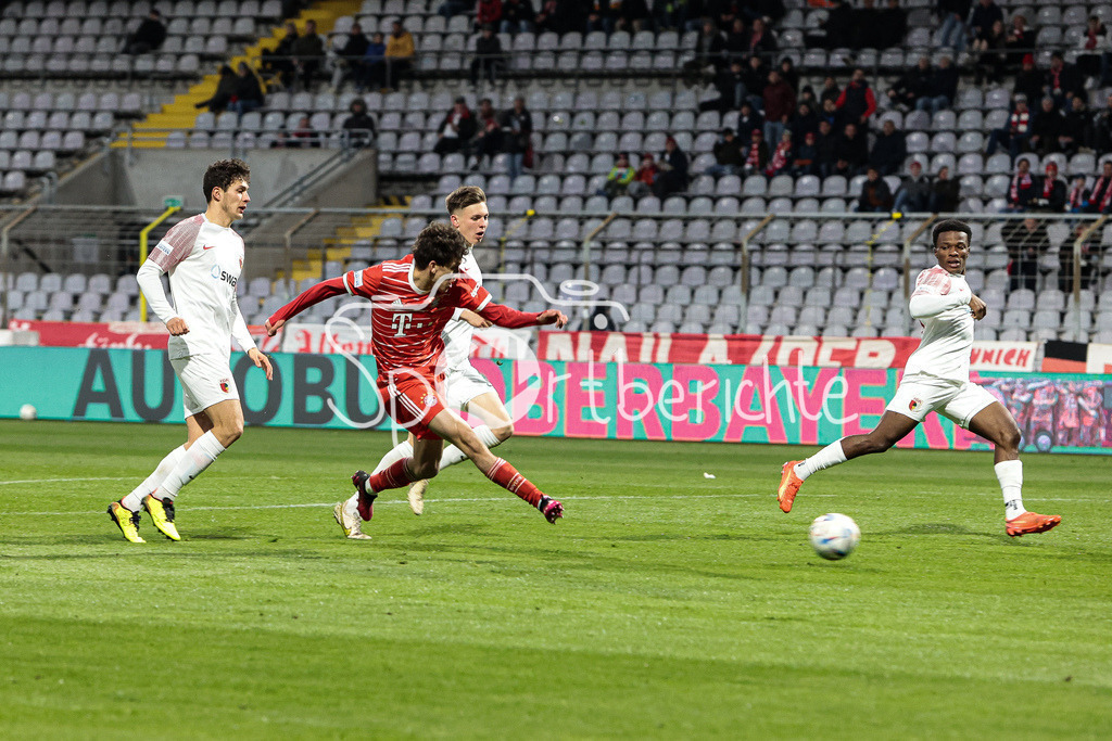 FC Bayern Amateure - FC Augsburg II | Younes AITAMER (FCB #17) bei einem Torschuss