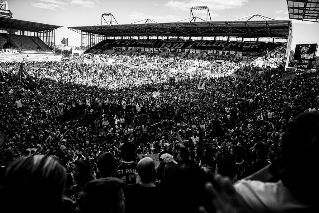 DSC03811 | Der offizielle Shop für FC St. Pauli Fotos. Wähle aus Spielszenen & Fanmomenten dein FCSP Wunschformat. Wir liefern Millerntor-Atmosphäre.