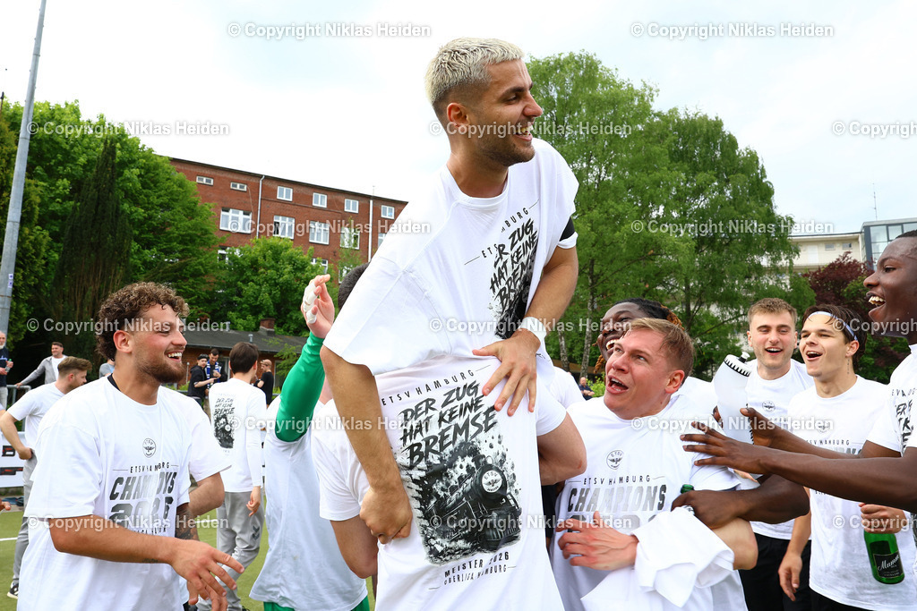 NH_HEBC_ETSVHamburg_OberligaHamburg_10052026 | #10 Erolind Krasniqi (ETSV Hamburg) wird von der Mannschaft nach der Meisterschaft in der Oberliga Hamburg gefeiert.Fußball I Herren I Gamesright Oberliga Hamburg I Saison 2025-2026 I 33. Spieltag I HEBC - ETSV Hamburg I 10.05.2026 I Reinmüllersportplatz