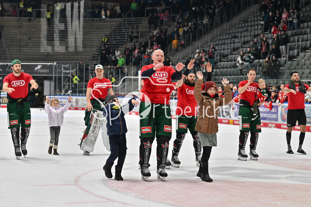 Augsburger Panther - Nürnberg Ice Tigers | die Spieler der Panther feiern zusammen mit ihren Fans den Heimsieg gegen Nuernberg / DEL: Augsburger Panther - Nuernberg Ice Tigers, Curt Frenzel Stadion am 03.01.2025 / Denis REUL (Augsburger Panther #29)