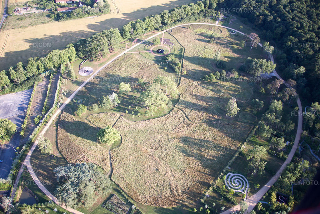 Aerial view: View of the town in Chaumont-sur-Loire in the state Loir et Cher, France. – Photo: IMG_081244.jpg taken on 06/19/2015 by Werner Riehm/FLY-FOTO.com – Resolution of the original: 5472 x 3648 px