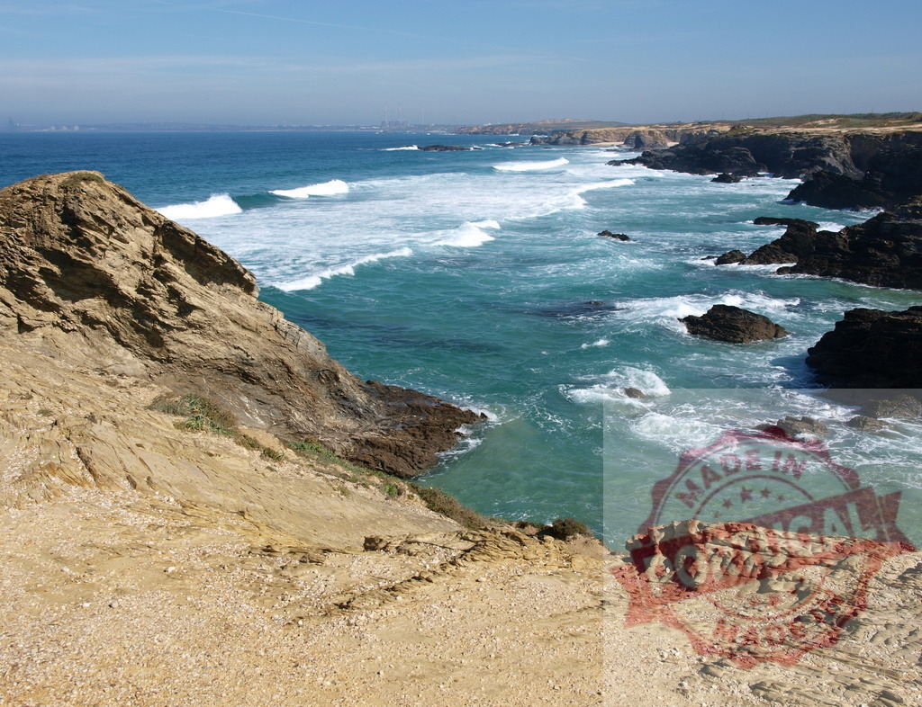 Atlantic Ocean waves crashing rocky coast Portugal | Atlantic Ocean waves crashing against the rugged rock coastline under a clear sky - Realisiert mit Pictrs.com