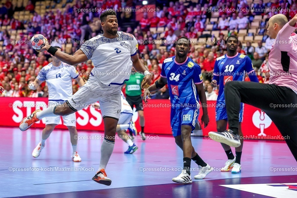 EHF24012601092 | 24.01.2026, Handball, Men's EHF EURO 2026, Frankreich - Portugal, Jyske Bank Boxen in Herning, Dänemark, Main Round:  Victor Manuel Iturriza Alvarez (Portugal #08) wirft auf das Tor