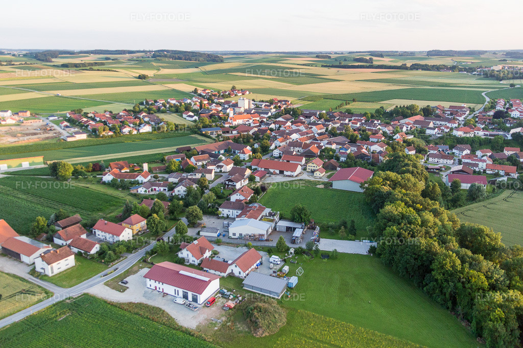 Luftbild: landwirtschaftlichen Feldern und Nutzflächen in Oberpöring im Bundesland Bayern in Deutschland. Foto: IMG_090389.jpg vom 01.07.2016 durch Werner Riehm/FLY-FOTO.de