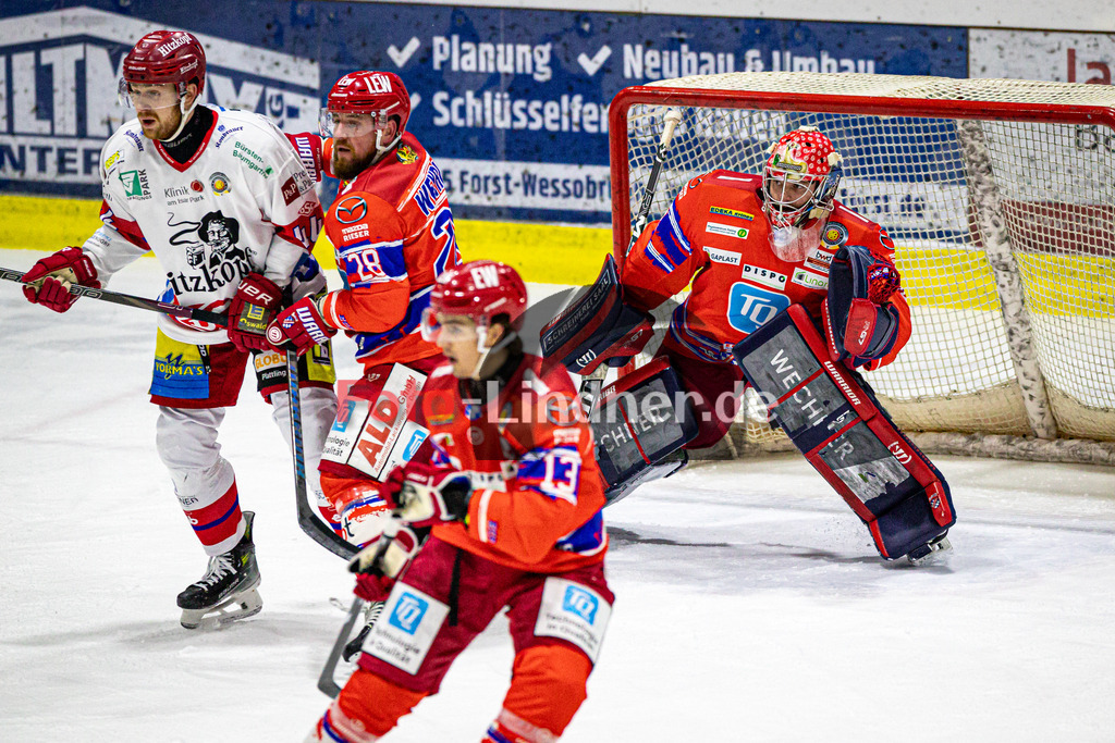 EC Peiting vs Deggendorfer SC | Eishockey Oberliga Süd Vorrunde 2024/2025, EC Peiting vs Deggendorfer SC, 20241228,Andreas MAGG (ECP Goali 32) in Aktion,2024-12-28 in Peiting (Eisstadion)Andreas MAGG (ECP Goali 32), Fabian WEYRICH (ECP 28), Marco BASSLER (DSC 44)Copyright: WolfgangxLindner foto-lindner.de