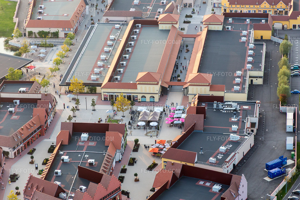 Aerial view: Shopping Center Roppenheim The Style Outlets in Roppenheim in the state Bas-Rhin, France. – Photo: IMG_074424.jpg taken on 10/04/2014 by Werner Riehm/FLY-FOTO.com – Resolution of the original: 5472 x 3648 px – The Style Outlets Roppenheim