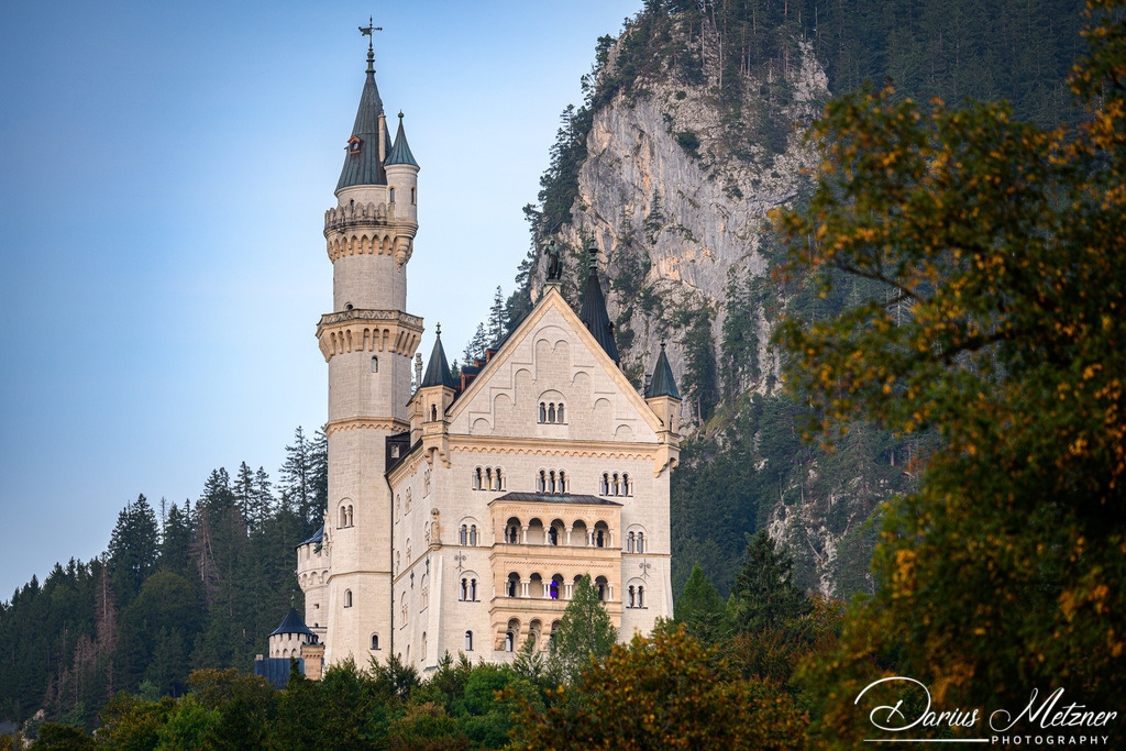 Das Schloss Neuschwanstein | Das Schloss Neuschwanstein steht oberhalb von Hohenschwangau bei Füssen im südöstlichen bayerischen Allgäu