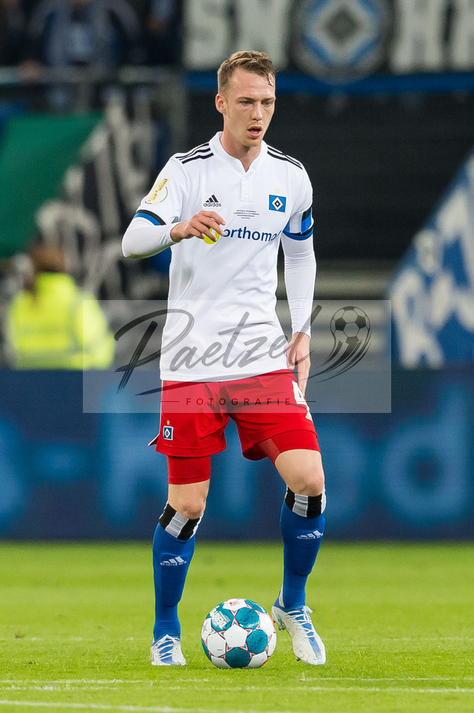 HSVSCF20220419_332 | Fussball, Herren: Sebastian Schonlau (Hamburger SV) in Aktion, am Ball, Einzelaktion beim DFB-Pokal-Halbfinalspiel zwischen Hamburger SV und SC Freiburg im Volksparkstadion am 19.04.2022 in Hamburg, Deutschland.DFB / DFL REGULATIONS PROHIBIT ANY USE OF PHOTOGRAPHS AS IMAGE SEQUENCES AND/OR QUASI-VIDEO. - Realisiert mit Pictrs.com
