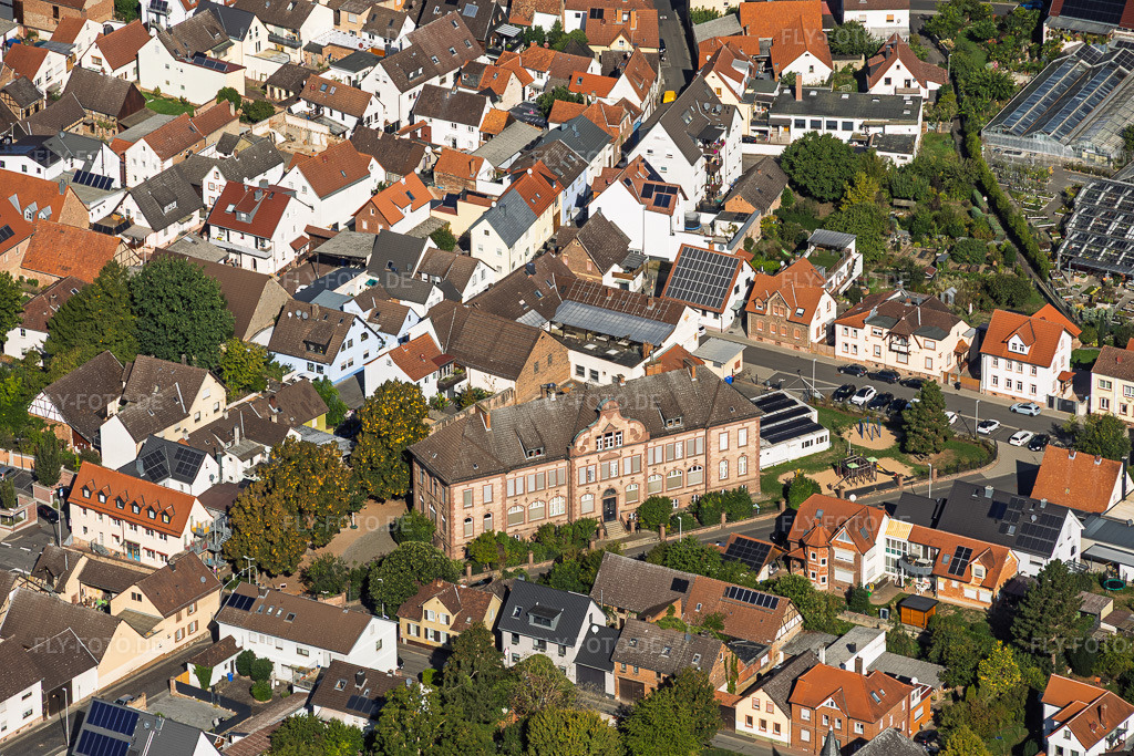 Luftbild: Grundschule VS Großostheim in Großostheim im Bundesland Bayern in Deutschland. – Foto: IMG_159165.jpg vom 22.09.2026 durch Werner Riehm/FLY-FOTO.de – Auflösung des Originals: 6000 x 4000 px – WWW.GRUNDSCHULE-GROSSOSTHEIM.DE