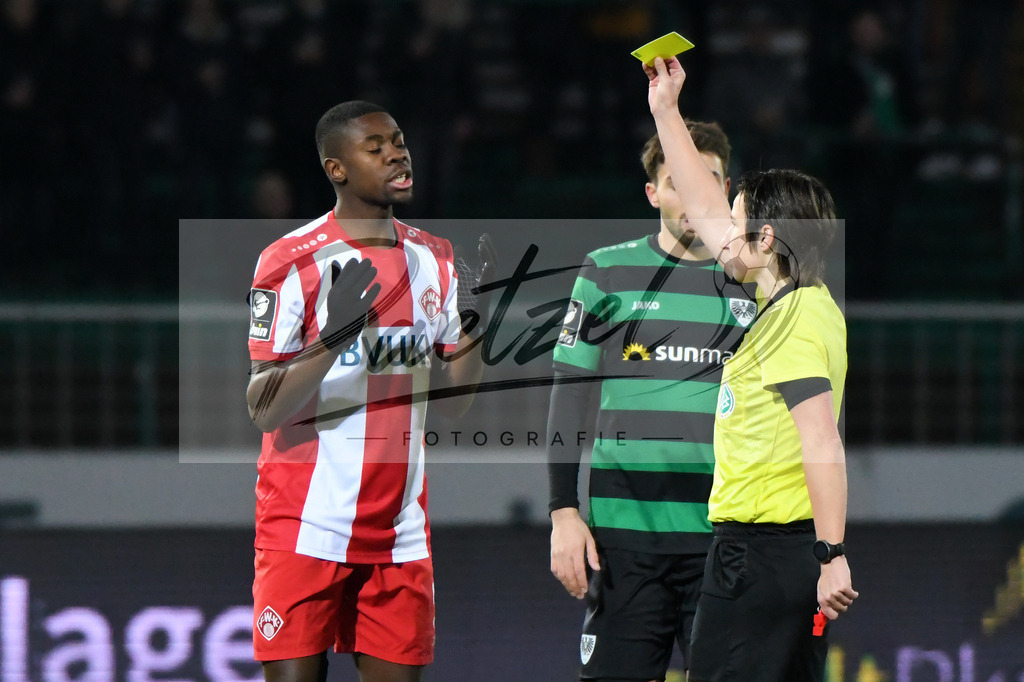 20200214_SCPFWK_0045 | Fussball, Herren: Leroy Kwadwo (FC Wuerzburger Kickers) sieht die gelbe Karte von Schiedsrichterin Katrin Rafalski waehrend des Spiels der 3. Liga zwischen SC Preussen Muenster und FC Wuerzburger Kickers im Preussenstadion am 14.02.2020 in Muenster, Deutschland.DFB / DFL REGULATIONS PROHIBIT ANY USE OF PHOTOGRAPHS AS IMAGE SEQUENCES AND/OR QUASI-VIDEO. - Realisiert mit Pictrs.com
